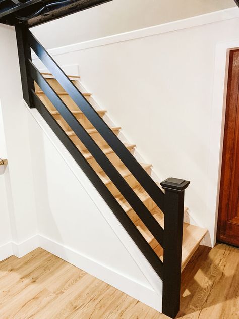 HOW TO BUILD A MODERN HORIZONTAL RAILING - CLARK + ALDINE Basement Steps Ideas, Horizontal Railing, Basement Bathroom Ideas, Basement Bedroom Ideas, Stair Railing Makeover, Diy Stair Railing, Basement Steps, Case Minecraft, Bedroom Ideas Cozy