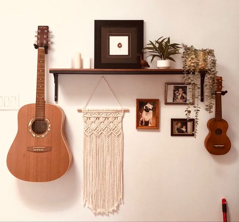 Bedroom Ideas With Guitar, Guitar Wall Display Living Rooms, Guitar On Wall Decor Bedroom, Guitar As Decor, Guitar Hanging Ideas Wall Mount, Guitar On Wall Decor Living Room, Guitar Hanging Ideas Bedroom, Bedroom With Instruments, Hanging Instruments On Wall