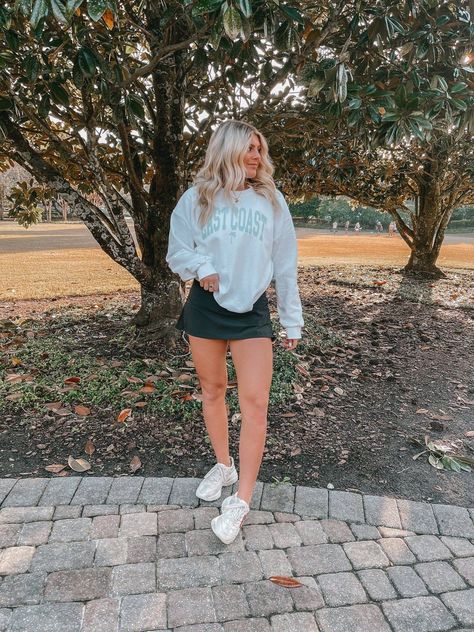 71a58e8cb75904f24cde464161c3e766desc52630970ri White Girl Outfits, Spring Teacher Outfits, Her Aesthetic, Aesthetic Sweatshirt, Trendy Crewneck, High School Outfits, Lululemon Outfits, Trendy Fits, Oversized Crewneck