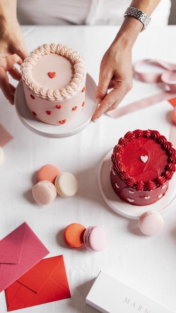 Valentin Cakes Ideas, Mini Cake Decoration Ideas, Valentine Cake Decorating Ideas, Valentines Baking Photoshoot, Love You Cake Ideas, Mini Valentines Cakes, Mini Cake Photography, Personal Size Cake, Valentine Cakes Ideas