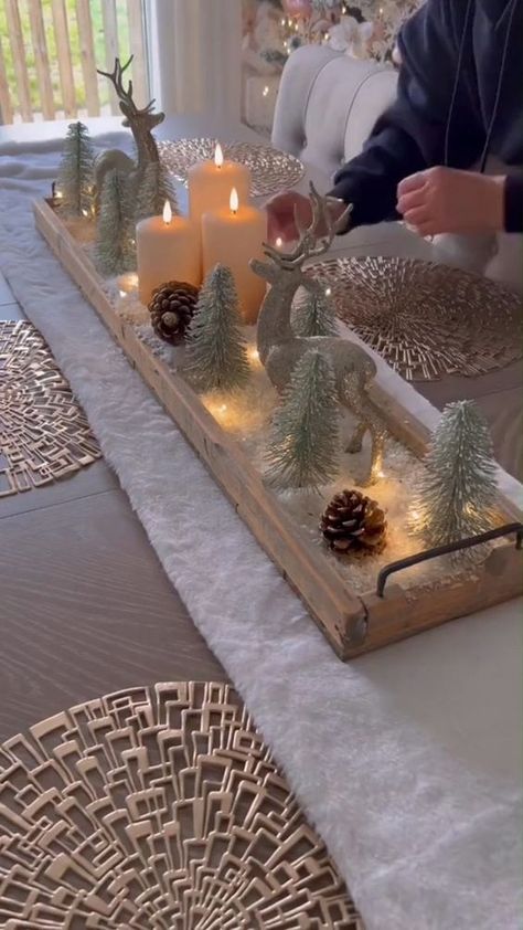 Dekoratívne Vence, Pretty Christmas Decorations, Christmas Table Centerpieces, Christmas Decor Inspiration, Xmas Deco, Christmas Centerpieces Diy, Christmas Themes Decorations, Christmas Decorations Living Room, Christmas Living Rooms