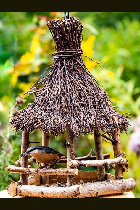 Rustic Bird Feeders, Modern Bird Feeders, Bird Feeder Craft, Wooden Bird Feeders, Homemade Bird Houses, Bird Houses Ideas Diy, Homemade Bird Feeders, Wooden Bird Houses, Decorative Bird Houses