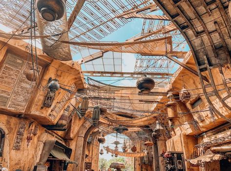 Star Wars: Galaxy’s Edge Star Wars Setting, Galaxy’s Edge, Star Wars Architecture, Specific Aesthetic, Galaxys Edge, Girl Apartment, Star Wars Galaxy, World Wallpaper, Star Wars Concept Art