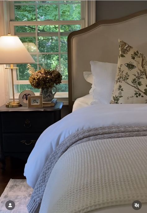 Nancy Myers Bedroom Aesthetic, Nancy Myers Style Bedroom, Bedroom Nancy Meyers, Charlotte York Bedroom, Traditional Primary Bedroom Ideas, Nancy Myers Homes Aesthetic Bedroom, Nancy Meyers Interiors Master Bedrooms, Antique Inspired Bedrooms, Bright Airy Bedroom