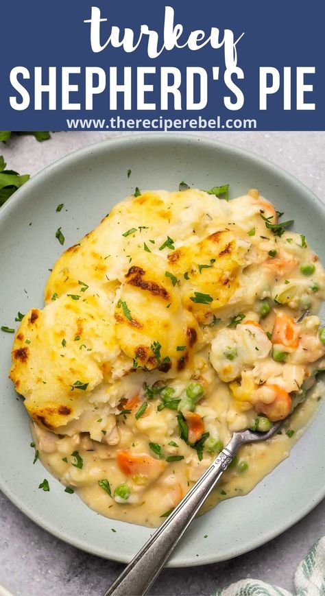 This Creamy Turkey Shepherd's Pie is the best way to use up all your holiday dinner leftovers. It's loaded with turkey and veggies, then topped with mashed potatoes. The perfect comfort food! #thanksgiving #turkey | leftover turkey | thanksgiving leftovers | leftover recipes | christmas dinner | christmas leftovers | turkey recipes | comfort food | dinner ideas Turkey Dinner Leftovers, Paleo Leftover Turkey Recipes, Turkey Sheppard Pie, Roasted Turkey Leftover Recipes, Turkey Dinner Leftover Ideas, Turkey Leftover Recipes Casseroles, Turkey Breast Leftover Recipes, Leftover Turkey Shepherds Pie, Christmas Dinner Leftover Recipes