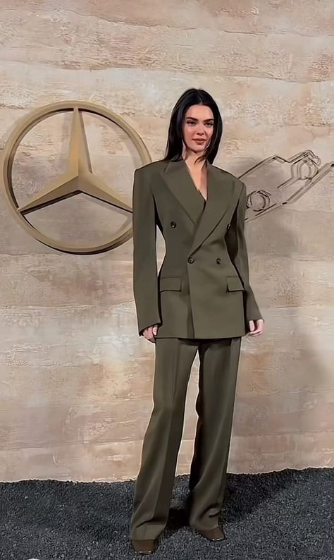 Kendall Jenner Green Outfit, Kendall Jenner Green Dress, Kendall Jenner Mercedes, Kendall Jenner Suit, Suits Women Aesthetic, Suits For Women Aesthetic, Women Suits Aesthetic, Suit Women Aesthetic