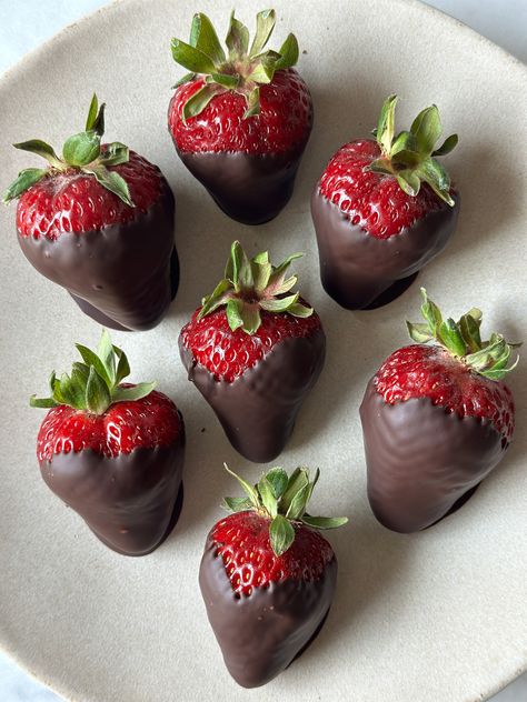 Chocolate Dipped Strawberries Recipe, Dipped Strawberries, Chocolate Dipped Strawberries, High Calorie Meals, Strawberry Dip, Chocolate Strawberry, Chocolate Coating, Covered Strawberries, Chocolate Strawberries