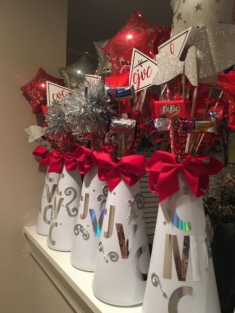 Cheer Team Dinner Decorations, Senior Cheer Boxes Ideas, Christmas Gift For Cheer Team, Cheer Banquet Centerpieces Diy, Senior Night Basket Ideas Cheer, Senior Night Gifts For Cheerleaders, Cheer Bouquet Ideas, Cheerleading Spirit Ideas, Cheerleader Banquet Ideas Centerpieces