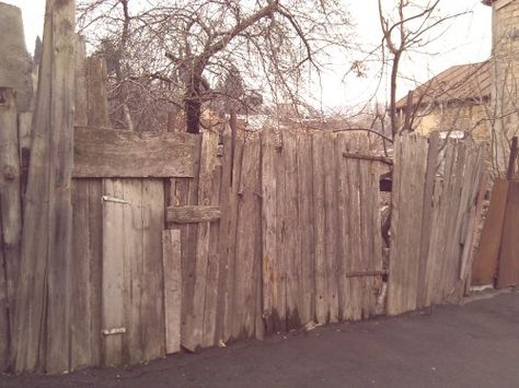 Old Wooden Fence Painting Corrugated Metal, Old Wooden Fence, Japanese Fence, Fence Painting, Wooden Fences, Fence Planters, Green Fence, Garden Fence Panels, Fence Wall