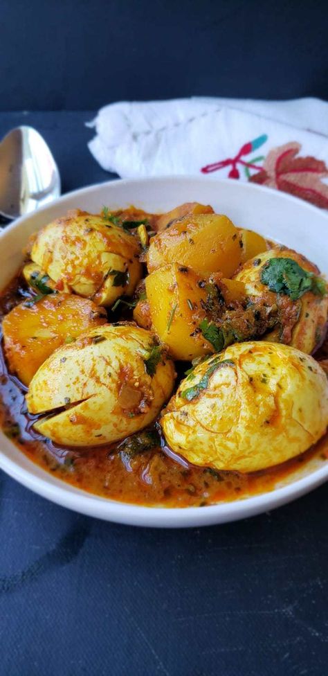 Instant Pot Egg Curry - Dhaba Style Egg Curry with Potatoes - Fast Curries Sources Of Selenium, Potatoes Instant Pot, Curry With Potatoes, Instant Pot Indian, Egg And Potato, Potato Curry Recipe, Aloo Curry, Egg Curry, Curry Recipes Indian