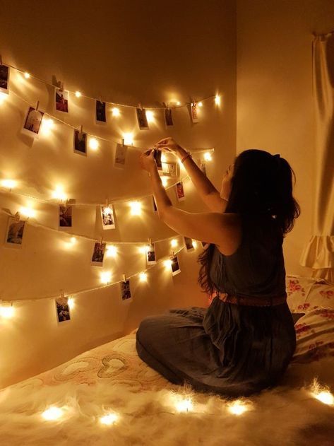 Room Decor Ideas Photos Wall Art, Polaroid In Room Ideas, Photo Hanging Ideas Wall With Lights, Polaroid Aesthetic Room Decor, Polaroid Wall Fairy Lights, Polaroid Home Decor, Polaroid Photo Decoration, Apartment Polaroid Wall, Post It Notes Ideas Wall Dorm Room