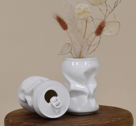 PRICES MAY VARY. ✔ CONVERSATION PIECE - This unique vase is sure to be a conversation starter. Whether your style is boho chic, quirky or modern, the Pop Can vase will surely add character to your home. ✔ VERSATILE - This vase is made of a high quality ceramic and has a gloss finish. It comes as a set of 2 and is the perfect size to be displayed together or separately. It makes for the perfect living room, kitchen, bathroom or office decor! ✔ PERFECT SMALL VASE - The Crushed Pop Can vase measure Creative Vase Ideas, Decorative Objects For Shelves, Small Vase Pottery, Unique Ceramic Projects, Unique Decor Pieces, Ceramic Room Decor, Fun Vases, Quirky Ceramics, Pottery Sets