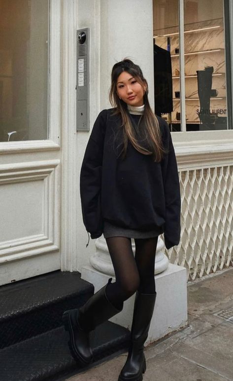 Outfits With Chunky Boots, Skirt Outfits Fall, Estilo Indie, Skandinavian Fashion, Chique Outfits, Cold Outfits, Looks Street Style, Rabbit Hole, Mode Inspo