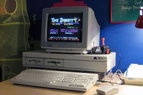 The Generation Of Kids Born In The Late '70s and Early '80s Finally Have A Name Alter Computer, Old Computer, Computer History, Old Technology, Geek Decor, Retro Arcade, Old Computers, Home Computer, Computer Graphics