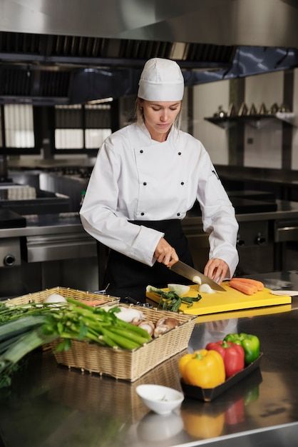 Cooking Chief, Chef Outfit, Chef Images, Chef Pictures, Chef School, Cook Pictures, Carving A Turkey, Chef Work, Female Chef