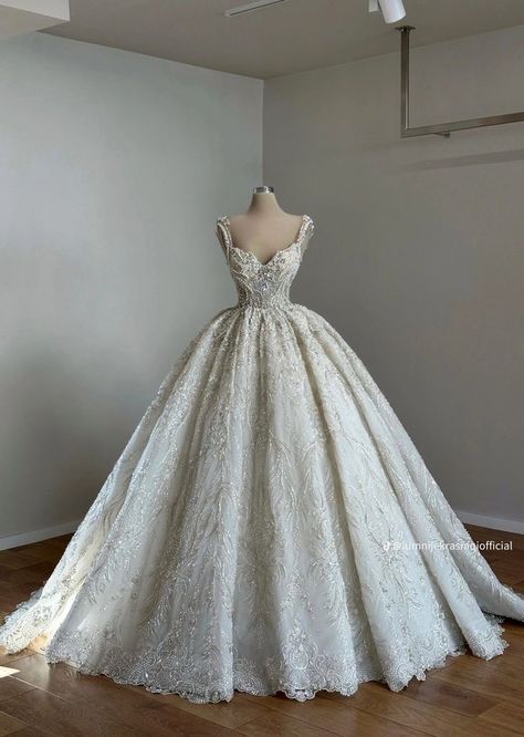 Wedding Reception Dress Sparkly, Big Dresses Princesses, Wedding Gown Ideas Classy, Ball Wedding Gowns, Classy Wedding Gown, Bride Dress Princess, Big Princess Wedding Dresses, Princess Wedding Dresses Ball Gown, Ball Gown Wedding Dress Princess