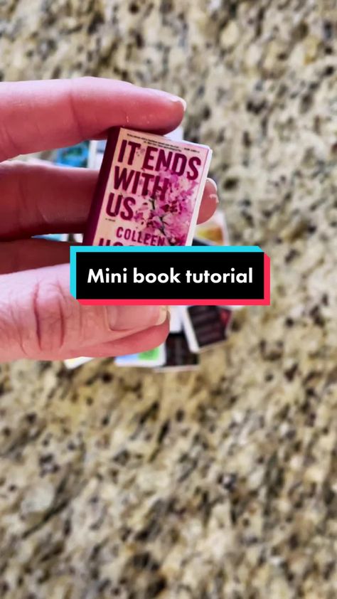 Diy Tiny Books, Mini Book Tutorial, Mini Books Diy, Mini Bookshelf, Mini Library, Cadeau Diy, Miniature Diy, Mini Book, Miniature Crafts