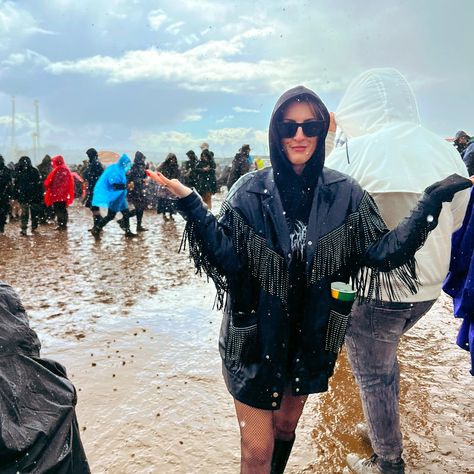 𝐃𝐎𝐖𝐍𝐋𝐎𝐀𝐃 𝐃𝐔𝐌𝐏 More pictures from @downloadfest because Iv got the post festival blues. These aren’t exactly aesthetic festival outfit inspo pics but they do sum my weekend up pretty well 😂 Photo 1: Crying at the megastore because the @pandco boilersuit was so nice but sold out in my size 😭 Photo 2: The least amount of mud I saw all weekend Photo 3: Rain Photo 4: Refreshments Photo 5: Fixing my black eye with a cold can of beer Photo 6: Looking presentable from the knee up. Photo 7: RIP my... Festival Outfit Rain, Aesthetic Festival Outfit, Rainy Festival Outfit, Outfit Inspo Pics, Outfit Rain, Aesthetic Festival, Can Of Beer, Festival Outfit Inspo, Beer Photos