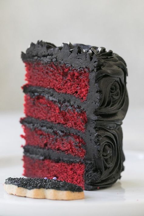 Red Velvet Cake With Black Frosting, Small Gothic Wedding Cake, Black Cake Halloween, Black Roses Cake, Red Velvet Cake Halloween, Black Red Velvet Cake, Gothic Wedding Ceremony Decor, All Black Halloween Party, Halloween Red Velvet Cake