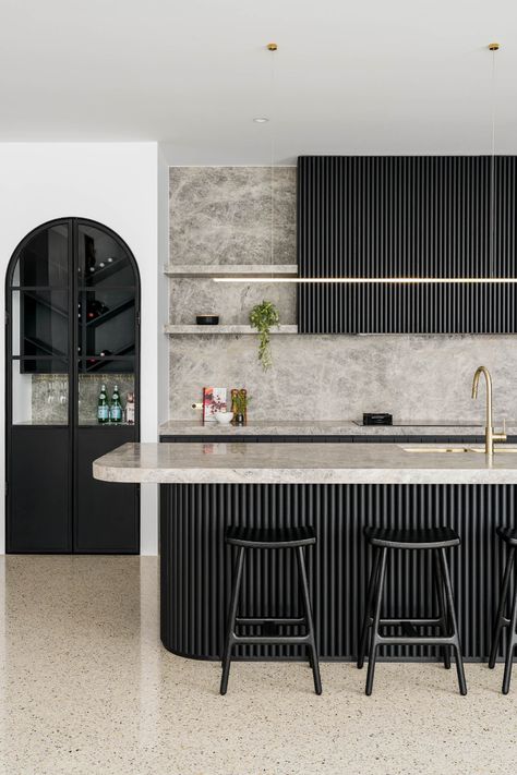 Kitchen Tour: Black Cabinetry and Pale Marble Create a Luxe Look | Houzz UK Grey Marble Countertops, Curved Kitchen Island, Curved Kitchen, Cabinets Makeover, Timber Kitchen, Black Kitchen Island, Grey Countertops, Marble Kitchen, Products Ideas