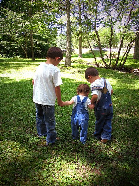 2 brothers + 1 baby sister = too cute!    must do something like this :) Sister Pictures Aesthetic, 2 Brothers 1 Sister Pictures, Bed Image, Sister Photography, 3 Brothers, 2 Brothers, Sibling Photos, Sister Pictures, Sister Photos