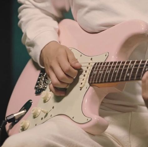 Pastel Electric Guitar, Coquette Guitar, Pink Guitars Aesthetic, Eletric Gutair Aesthetic, Aesthetic Electric Guitar Photos, Pink Acoustic Guitar Aesthetic, Pastel Pink Electric Guitar Aesthetic, Gitar Vintage, Pink Guitar