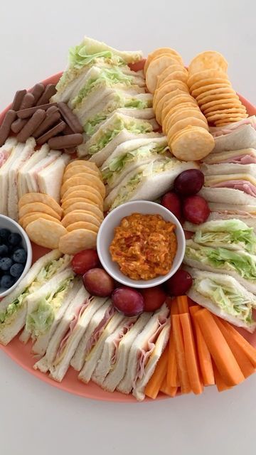 Budget/kid friendly meal/lunchbox ideas & grocery hauls! on Instagram: "Weekend lunch platter! ☀️" Party Snack Platter, Sleepover Lunch Ideas, Kids Party Meals, Lunch Platters Ideas, Kids Platter Ideas, Meal Board Ideas, Christmas Dinner On A Budget, Dinner Platter Ideas, Lunch Platter Ideas