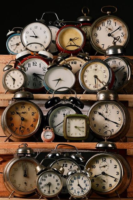 Great old clocks are fun collectibles and can be found at garage and tag sales, flea markets, antique stores and almost every city across the world..... for new years decor? Vintage Saat, Vintage Alarm Clocks, Time Keeper, Old Clocks, George Nelson, Antique Clocks, Vintage Clock, Antique Stores, The Doors