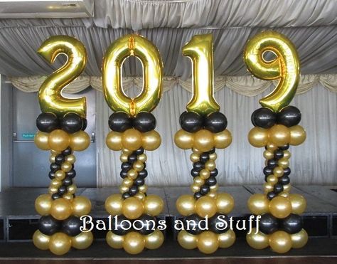 Graduation Balloon Bouquets 2023, Graduation Balloon Decorations Outside, Graduation Balloon Column, Balloon Towers For Graduation, Big Numbers Decoration, Balloon Columns With Numbers, Balloon Column Ideas, Number Balloon Columns, Birthday Balloon Columns