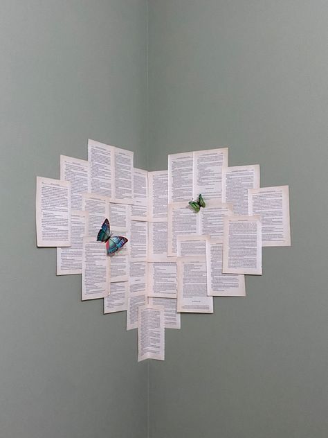 heart made with old book pages on the corner of the wall + 3D butterflies Paper Butterfly Wall Art, Corner Wall Decor, Butterfly Ideas, Paper Room Decor, Diy Paper Butterfly, Butterfly 3d, Paper Wall Decor, Butterfly Room, Easy Diy Room Decor