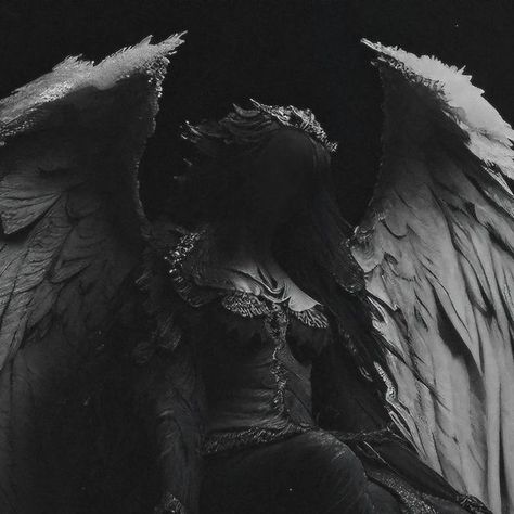 Gothic Y2k Pfp, Dark Angel Pfp, Gothic Pfp Aesthetic, Witch Pfp, Dark Angelcore, Fallen Angel Aesthetic, Lup Singuratic, Bob Odenkirk, Gothic Angel