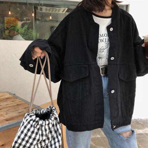 Outfit Ideas With Black Jacket, Oversized Jackets For Women, Black Jean Jacket Aesthetic, Styling Oversized Jacket, Black Jacket Jeans Outfit, Jean Jacket Outfits Korean, Oversized Black Jacket Outfit, Outfits With Oversized Jackets, Black Oversized Jacket Outfit