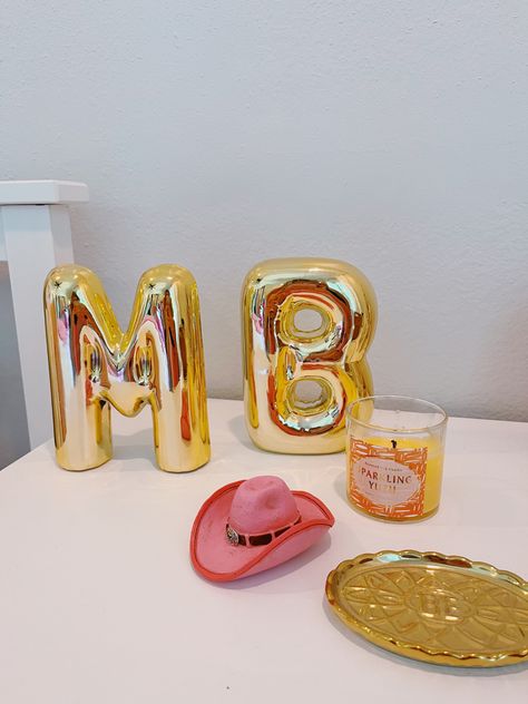 Preppy Office Decor, Sorority Room, Dorm Room Decor Ideas, College Dorm Room Inspiration, Couples Initials, Dorm Room Styles, Pink Dorm, Happy Room, Dream Dorm