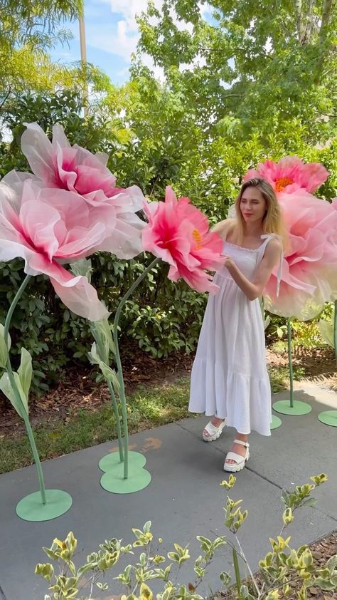 Instagram Giant Organza Flowers, Giant Flowers Wedding, Dyi Flowers, Giant Butterfly, Pink Marshmallows, Paper Flower Patterns, Butterfly Mask, Garden Wedding Inspiration, Organza Flowers