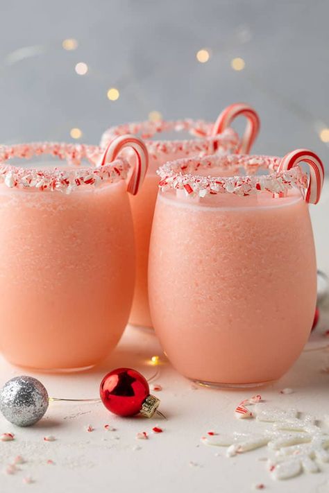 Peppermint Cocktail, Peppermint Schnapps, Christmas Drinks Alcohol Recipes, Xmas Drinks, Cocktail Christmas, Christmas Drinks Recipes, Christmas Drinks Alcohol, Frozen Cocktail, Frozen Cocktail Recipes