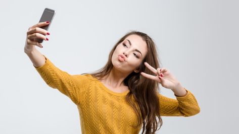 Hacks for better selfies Snapchat Images, Better Selfies, Iphone Selfie, Stolen Identity, Selfie Tips, Taking Selfie, Perfect Selfie, How To Shade, Media Sosial