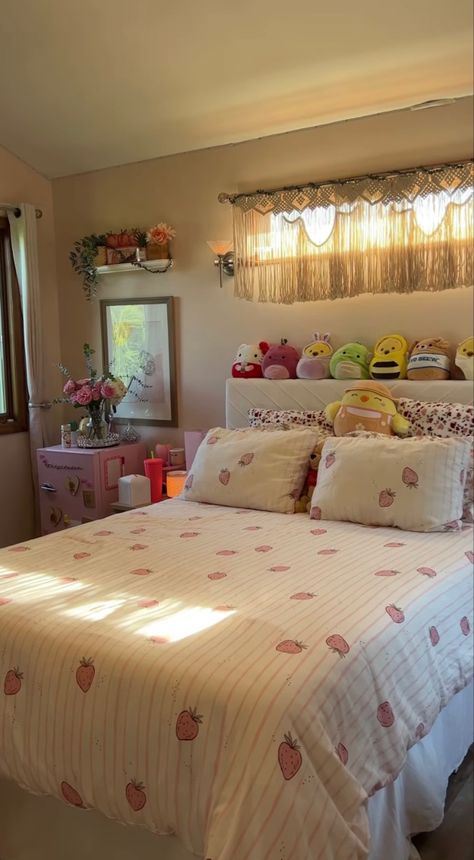 Strawberry Bedroom Aesthetic, Fresa Room Ideas, Strawberry Room Decor Aesthetic, Strawberry Shortcake Bedroom Ideas, Strawberry Aesthetic Pink, Strawberry Room Aesthetic, Pink Hello Kitty Room Aesthetic, Aesthetic Rooms Hello Kitty, Pink Bedroom Ideas Hello Kitty