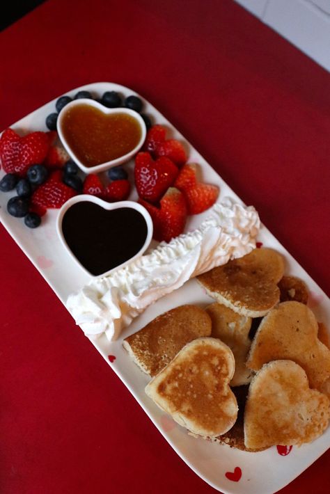 Mini Heart Pancakes, Heart Breakfast Ideas, V Day Breakfast Ideas, Breakfast Valentines Day Ideas, Special Food Ideas, Baking Ideas For Valentines Day, Valentine’s Day Pancakes, Valentines Day Recipes Breakfast, Heart Food Shaped