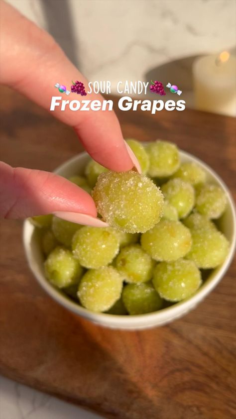 Frozen Grapes Recipe, Sleepover Snacks, Kids' Party Food, Frozen Grapes, Grape Recipes, Easy Snack Recipes, Sour Candy, Sweet Snacks Recipes, Delicious Snacks Recipes