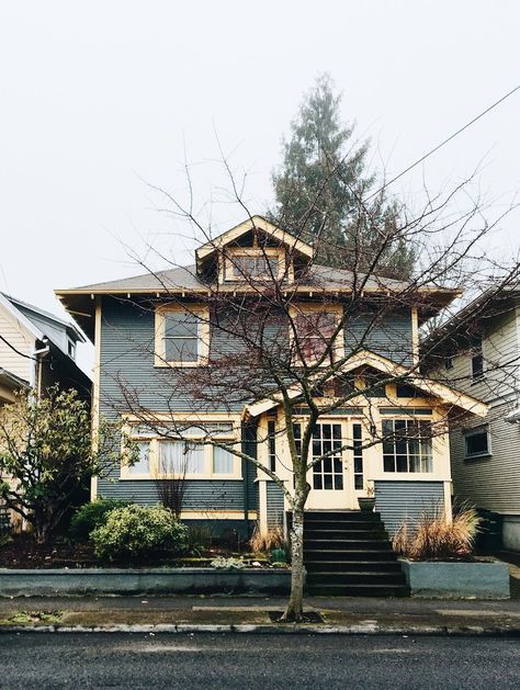 Portland Homes Exterior, Astoria Oregon Houses, Portland Oregon Architecture, Portland Oregon House Exterior, Oregon Architecture, Pnw Home Exterior, Portland Oregon Aesthetic Homes, House In The City, Oregon Small Town Aesthetic