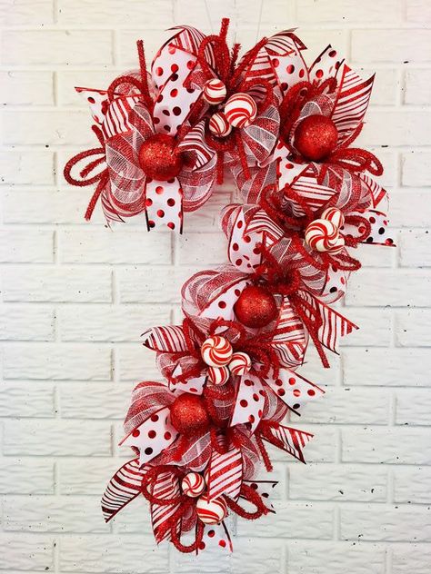 HOLIDAYSCHRISTMAS100 Large Christmas Wreath, Canes Decor, White Christmas Wreath, Red And White Christmas, Christmas Mesh Wreaths, Candy Cane Christmas, White Christmas Decor, Xmas Wreaths, Cute Christmas Gifts