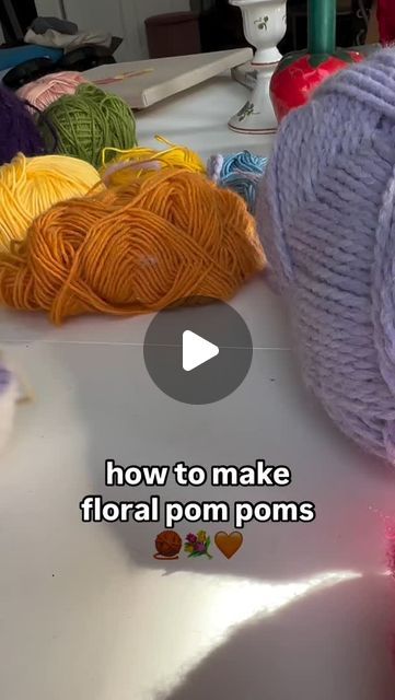 Pompom Craft, Wool Yarn Crochet, Christmas Pom Pom Crafts, Wool Crafts Diy, Christmas Pom Pom, Diy Pom Poms, Diy Pom Pom, How To Make A Pom Pom, Yarn Pom Pom