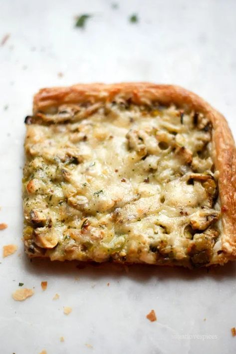 Mushroom Leek, Leek Tart, Recipe Mushroom, Leek Recipes, Puff Pastry Tart, Cheese Pastry, Gouda Cheese, Savory Tart, Frozen Puff Pastry