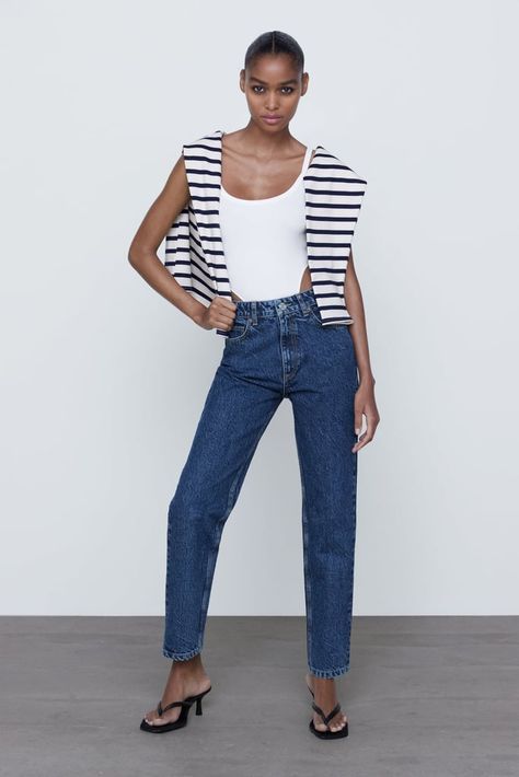 Zara Mom Jeans Outfit, Mom Jeans Outfit Ideas, Zara Mom Jeans, Jeans Outfit Ideas, Mom Jean Fits, Zara Store, Mom Fit Jeans, Mum Jeans, Latina Outfit