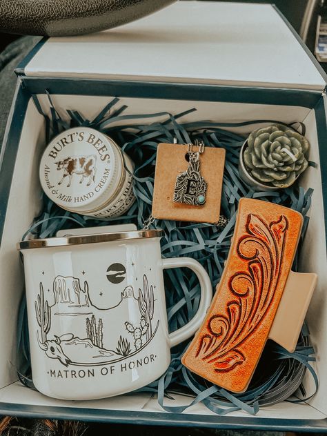 Western bridesmaid purposal box Country Bridesmaids Gifts, Western Bridal Party Gifts, Bridesmaids Box Ideas, Western Wedding Gift Ideas, Bridesmaid Proposal Rustic, Western Bridesmaid Proposal Ideas, Cowgirl Bridesmaid Proposal, Country Bridesmaid Proposal Ideas, Bridesmaid Box Ideas Diy