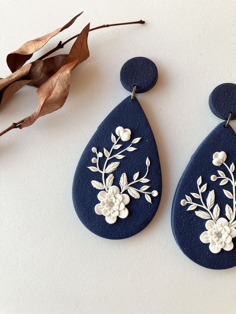 Easy Polymer Clay, Polymer Clay Embroidery, Polymer Clay Flower Jewelry, Diy Earrings Polymer Clay, Polymer Clay Jewelry Tutorials, Handmade Clay Jewelry, Tanah Liat, Unique Embroidery, Flower Earring