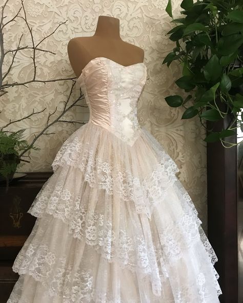 vintage tube top wedding dress with lace, ruffles, and intricate bodice. Wedding Dresses Aesthetic, Ginger Rose, Pretty Wedding Dresses, Dresses Aesthetic, Dream Wedding Ideas Dresses, Cute Wedding Ideas, Fairytale Dress, Gunne Sax, Dreamy Wedding