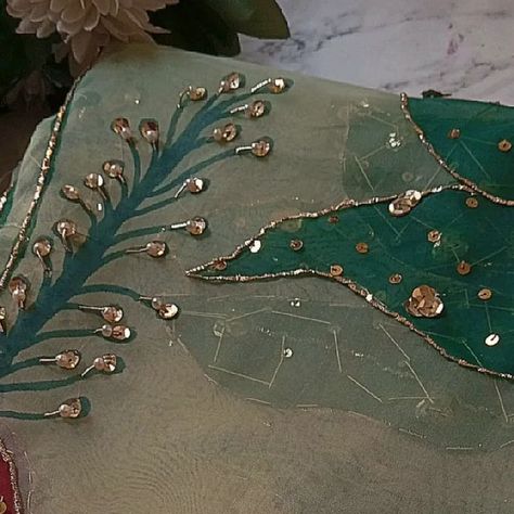 Zainab Ansari🌿 on Instagram: "I made this ✨Haseen✨ dupatta for a lovely friend of mine🫶Not gonna lie Meri apni niyat khrab ho gyi this ispe 🥹 and I'm sure she'll love it 💖💖BTW tutorial for this beautiful dupatta is available on my channel ✨ Paints : @bluebirdartstagram . . #handpaintingonfabric #handpainted #handpaintedwithembellishments #aesthetezaib" Handpainted Dupattas, Dupatta Painting, Beautiful Dupatta, Painted Dupatta, Painted Suits, Fabric Colour Painting, Dabka Work, Fabric Paint Diy, Embroidery Fashion Detail