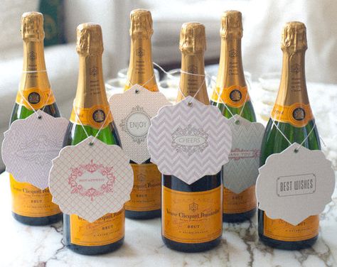 this is glamorous - Pass the champagne Champagne Favors, Mini Champagne Bottles, Champagne Gift, Cocktails Bar, Mini Champagne, Champagne Wedding, Wedding Gift Favors, Decoration Table, Hostess Gifts