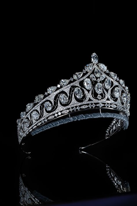 The inside story of the Flower Diamond tiara worn at the Brunei royal wedding Brunei Royal Wedding, Tiara Aesthetic, Aesthetic Crown, Tiara Diamond, Queen Crowns, Princesa Sophia, Crown Diamond, Royal Crown Jewels, Crown Aesthetic